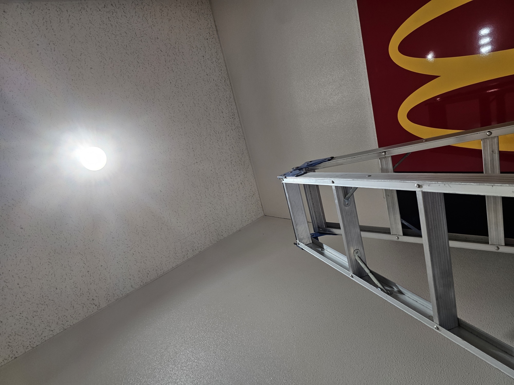 横浜東戸塚の商業施設での点検口取付工事