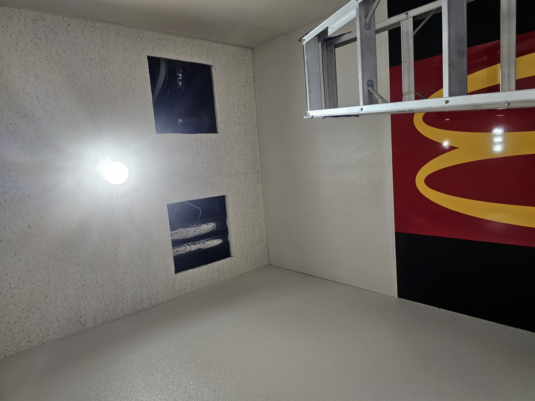 横浜東戸塚の商業施設での点検口取付工事