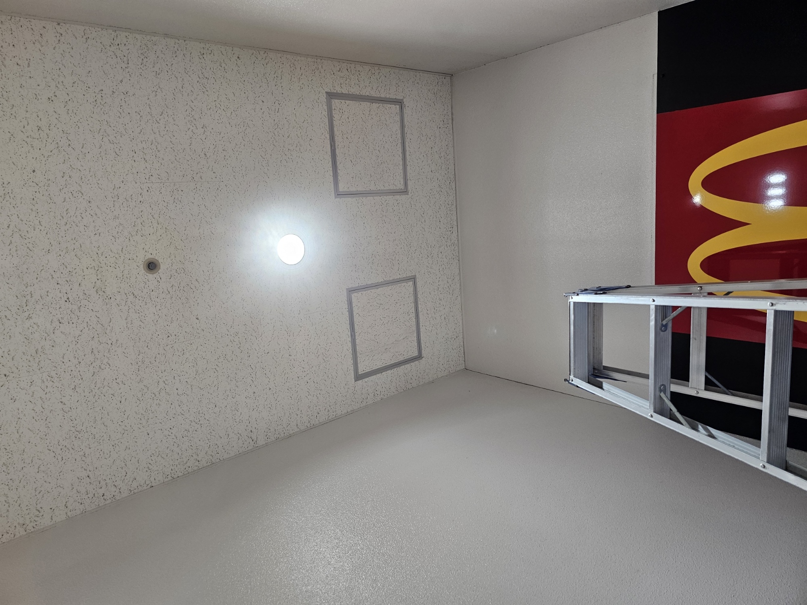 横浜東戸塚の商業施設での点検口取付工事