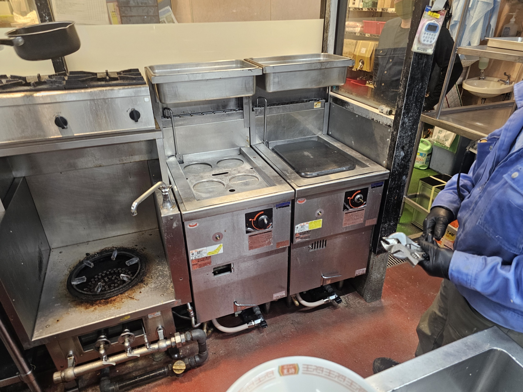 東京赤羽の飲食店様で茹麺機のガス配管修繕の為給排水切り離し再接続
