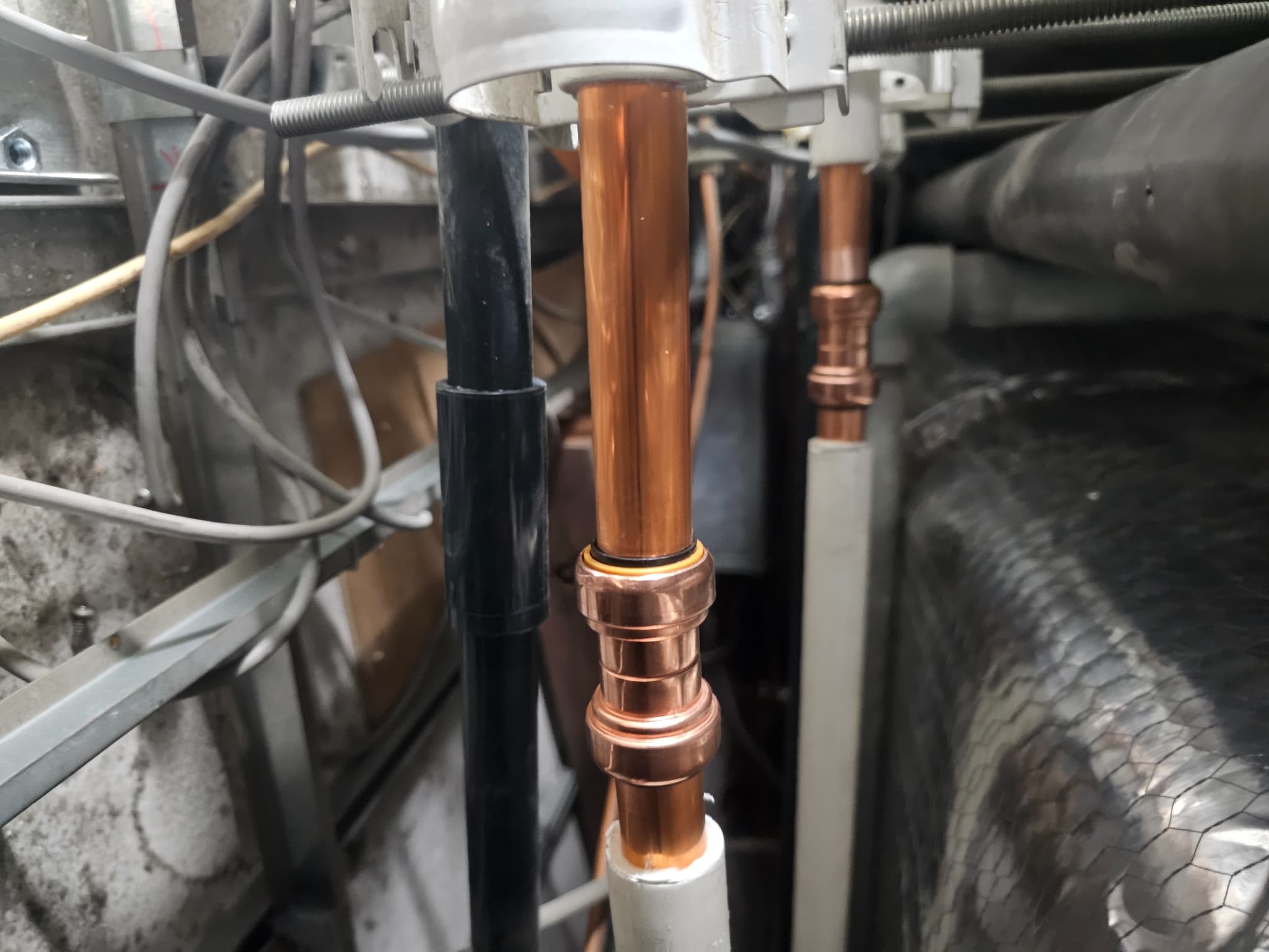 東京門前仲町での天井内シロッコファン交換による給水給湯配管切り離し再接続