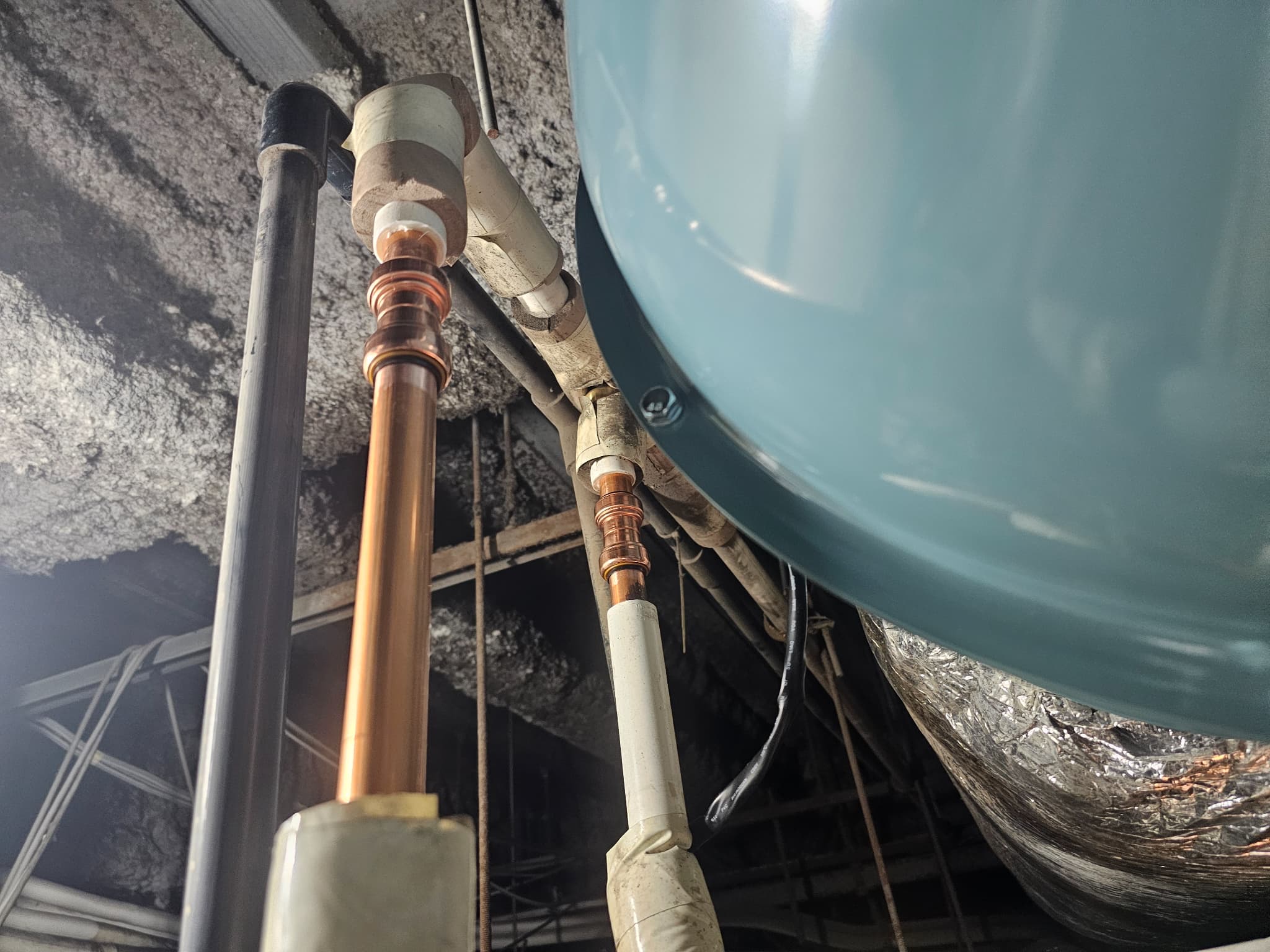 東京門前仲町での天井内シロッコファン交換による給水給湯配管切り離し再接続