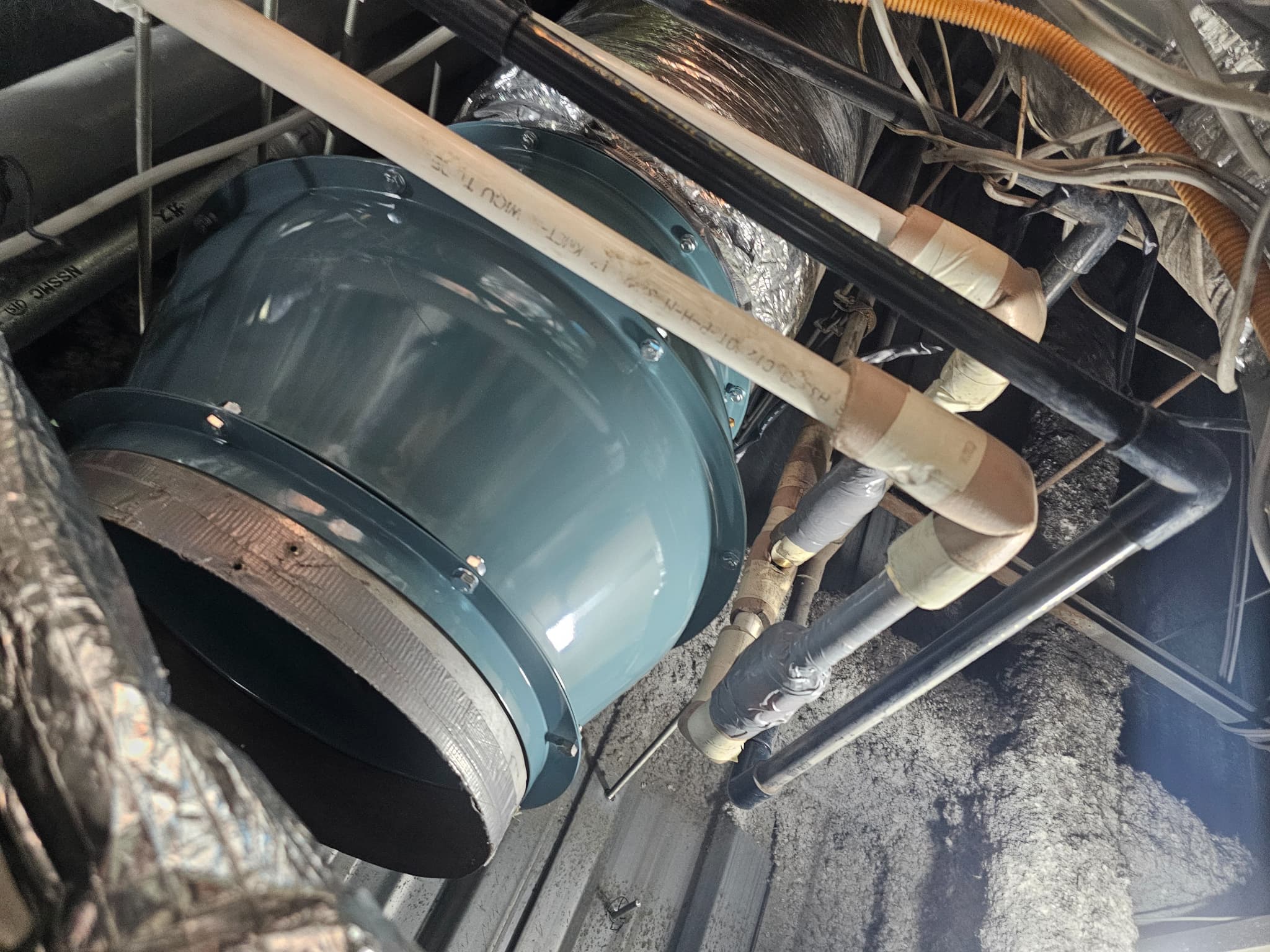 東京門前仲町での天井内シロッコファン交換による給水給湯配管切り離し再接続