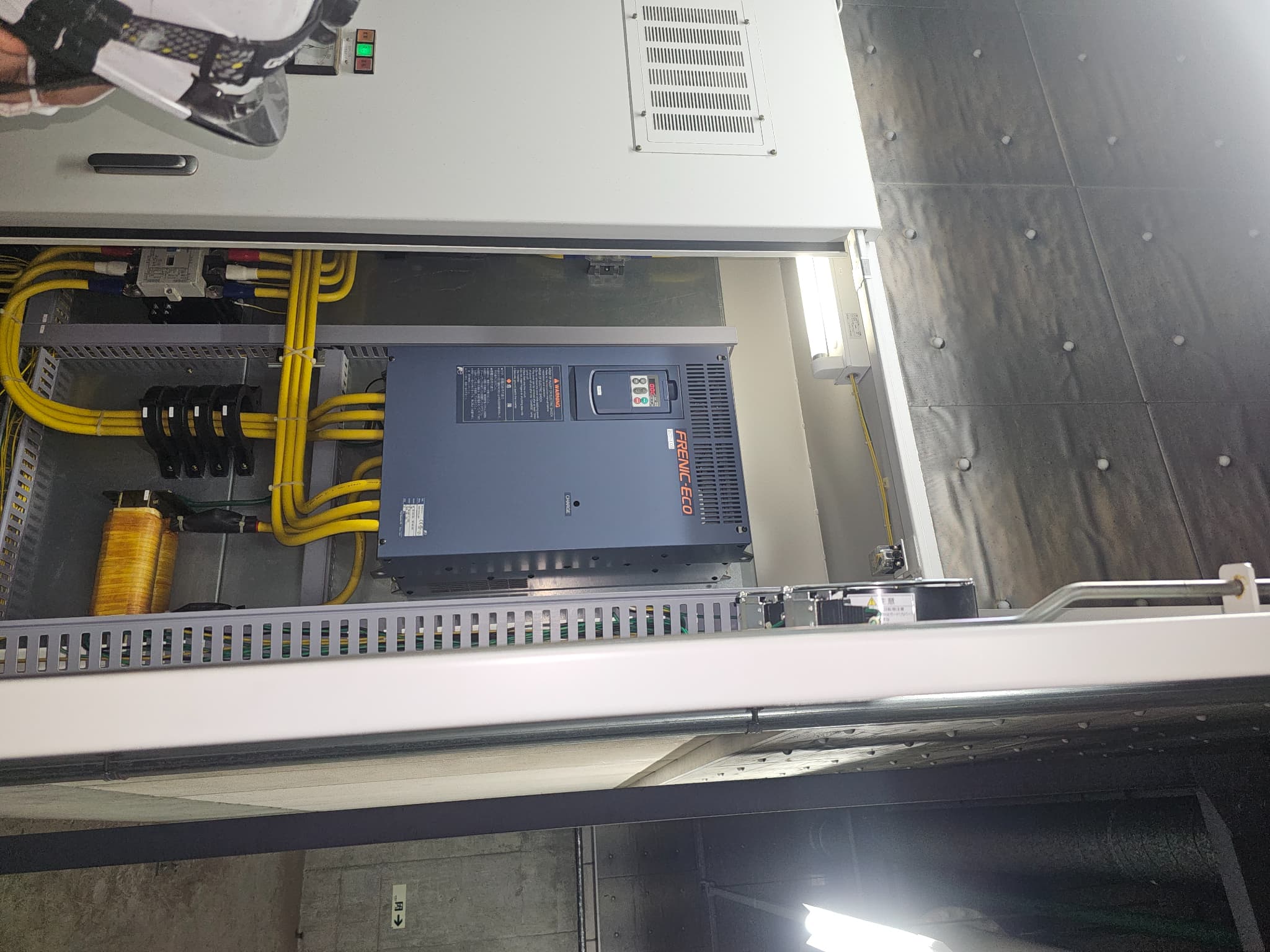 横浜データセンターインバーター交換工事