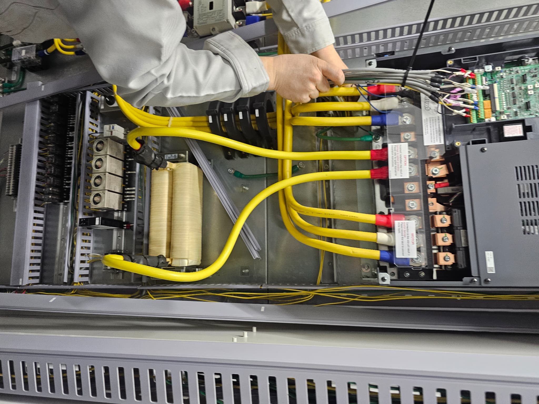 横浜データセンターインバーター交換工事