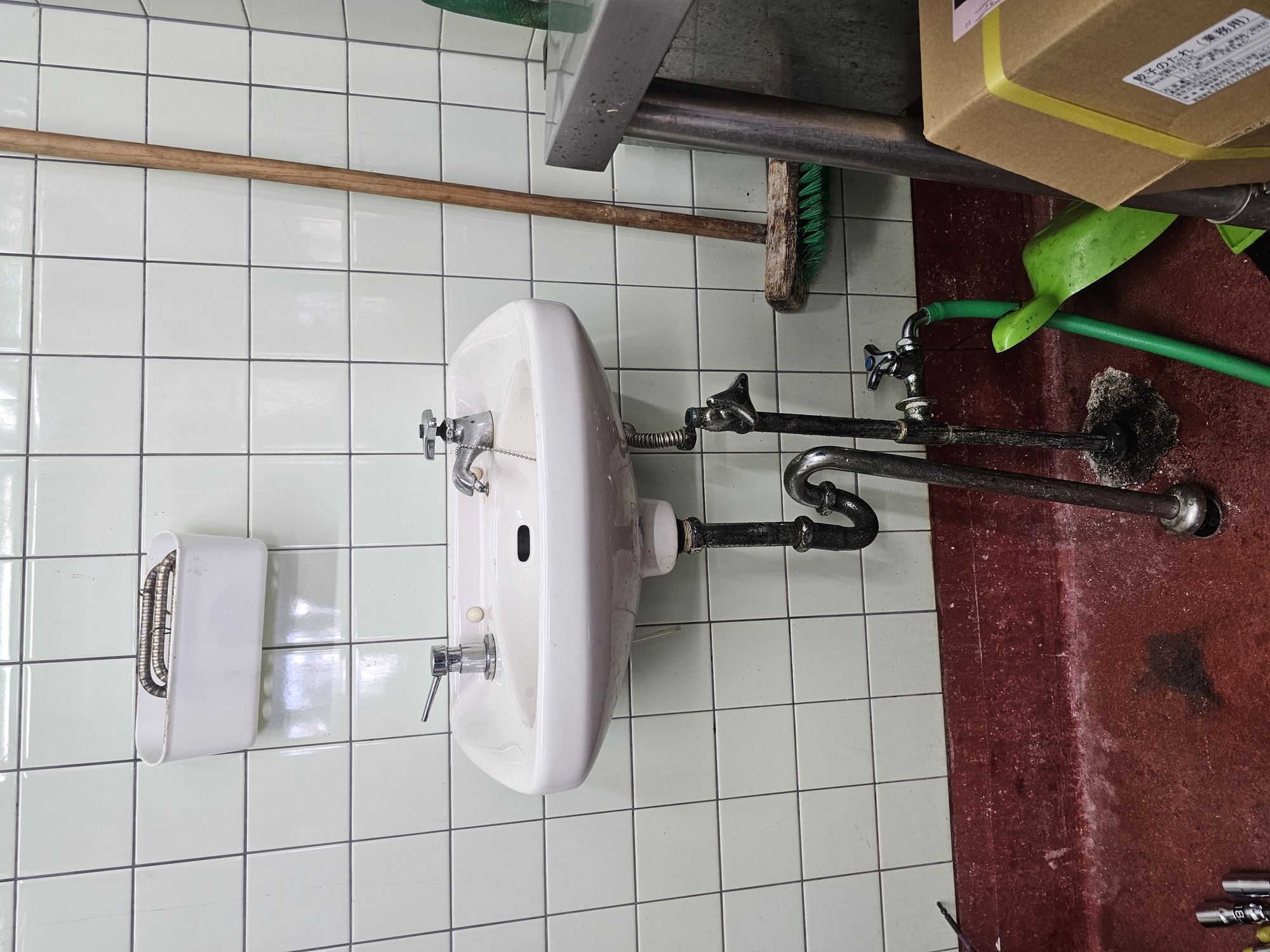 横浜大口の飲食店で保健所対応の手洗い器交換工事