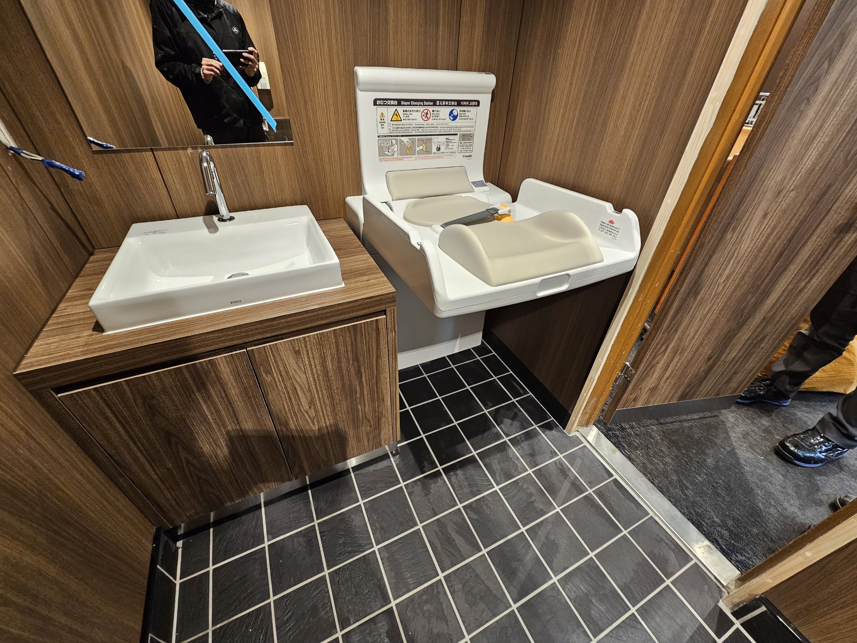 千葉市原の飲食店トイレ改装による便器交換手洗い器交換、ベビーベッド新設