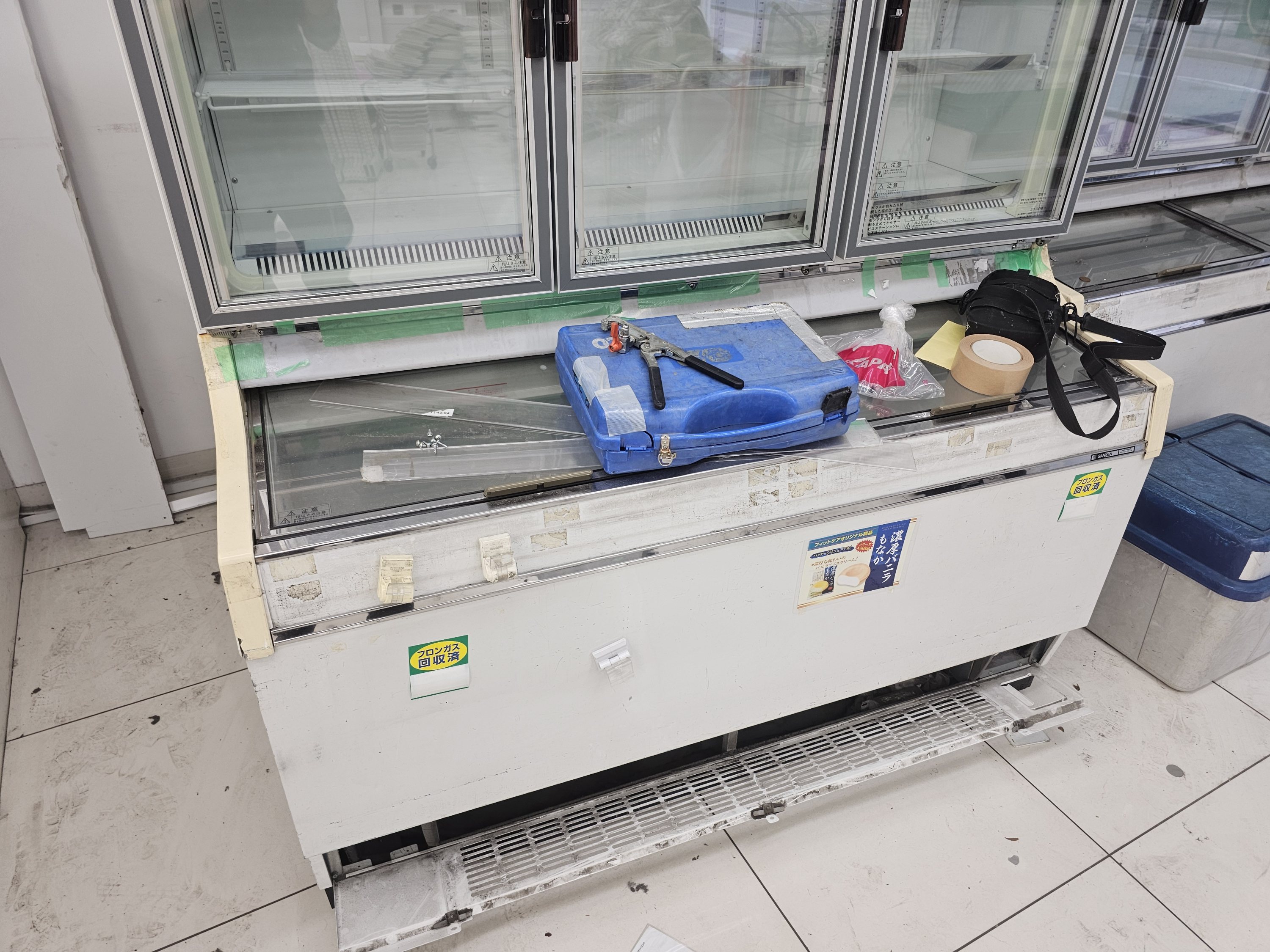 横浜関内のドラッグストア閉店による什器撤去の為のフロンガス回収破壊処理