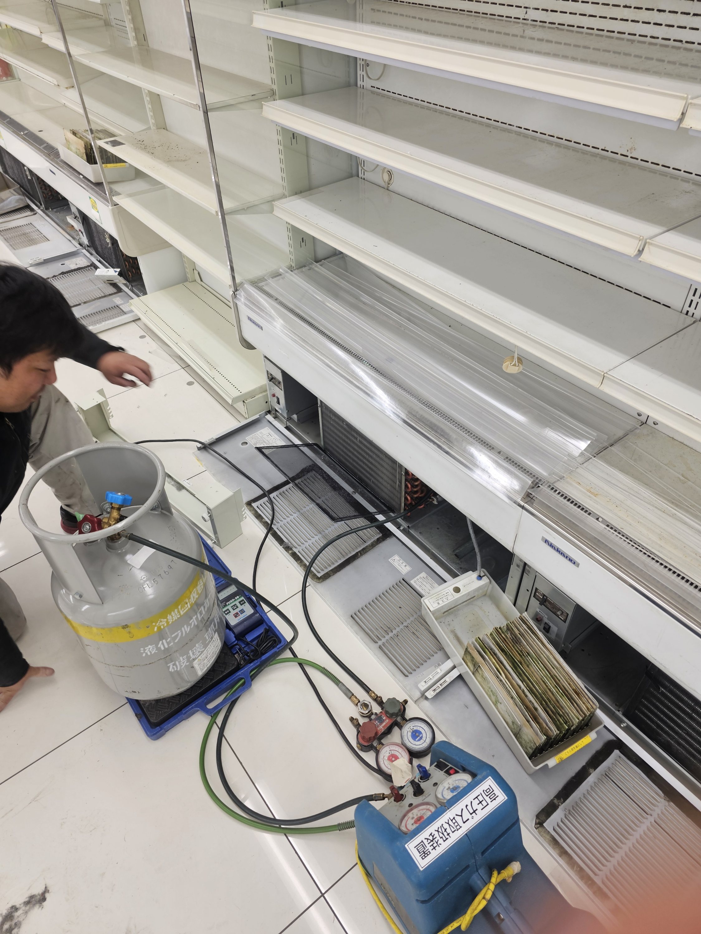 横浜関内のドラッグストア閉店による什器撤去の為のフロンガス回収破壊処理
