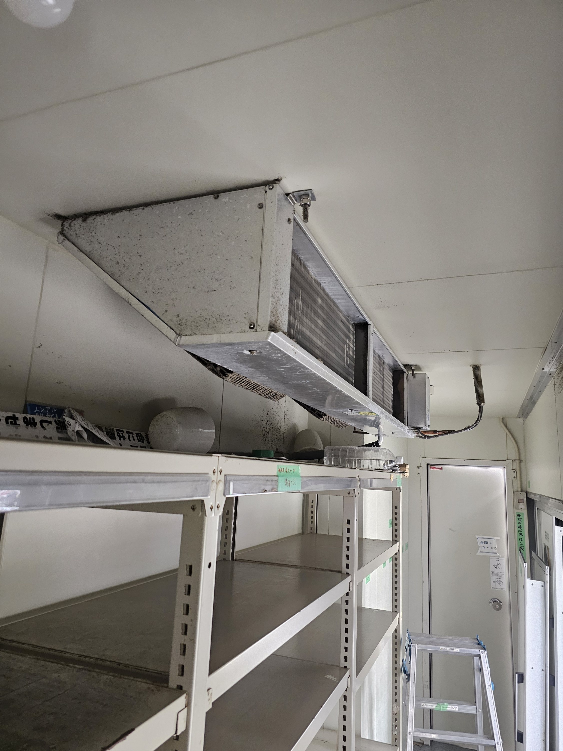 横浜関内のドラッグストア閉店による什器撤去の為のフロンガス回収破壊処理