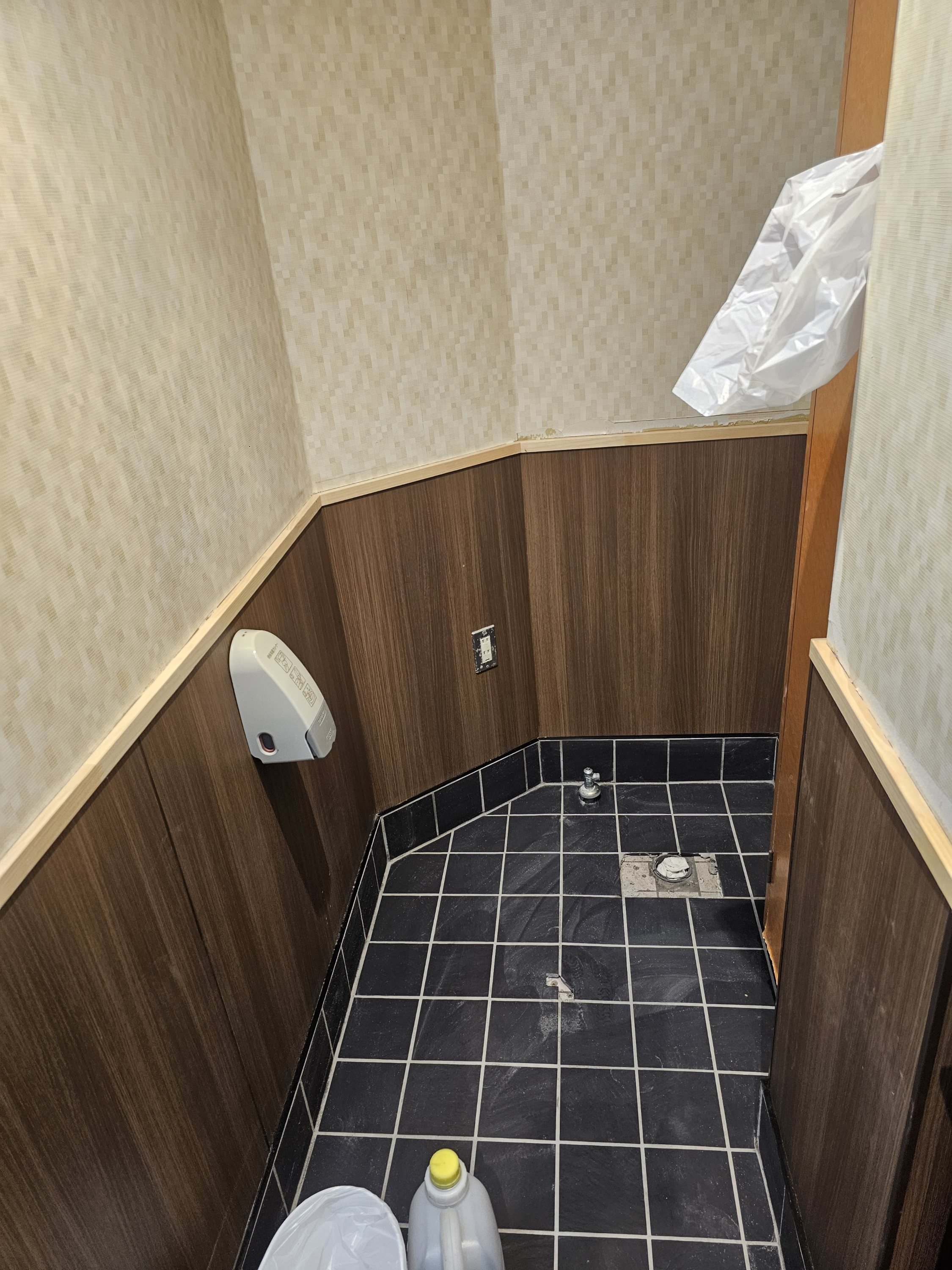 東京江戸川区の飲食店トイレ改修の為、便器手洗い器交換、収納棚取付