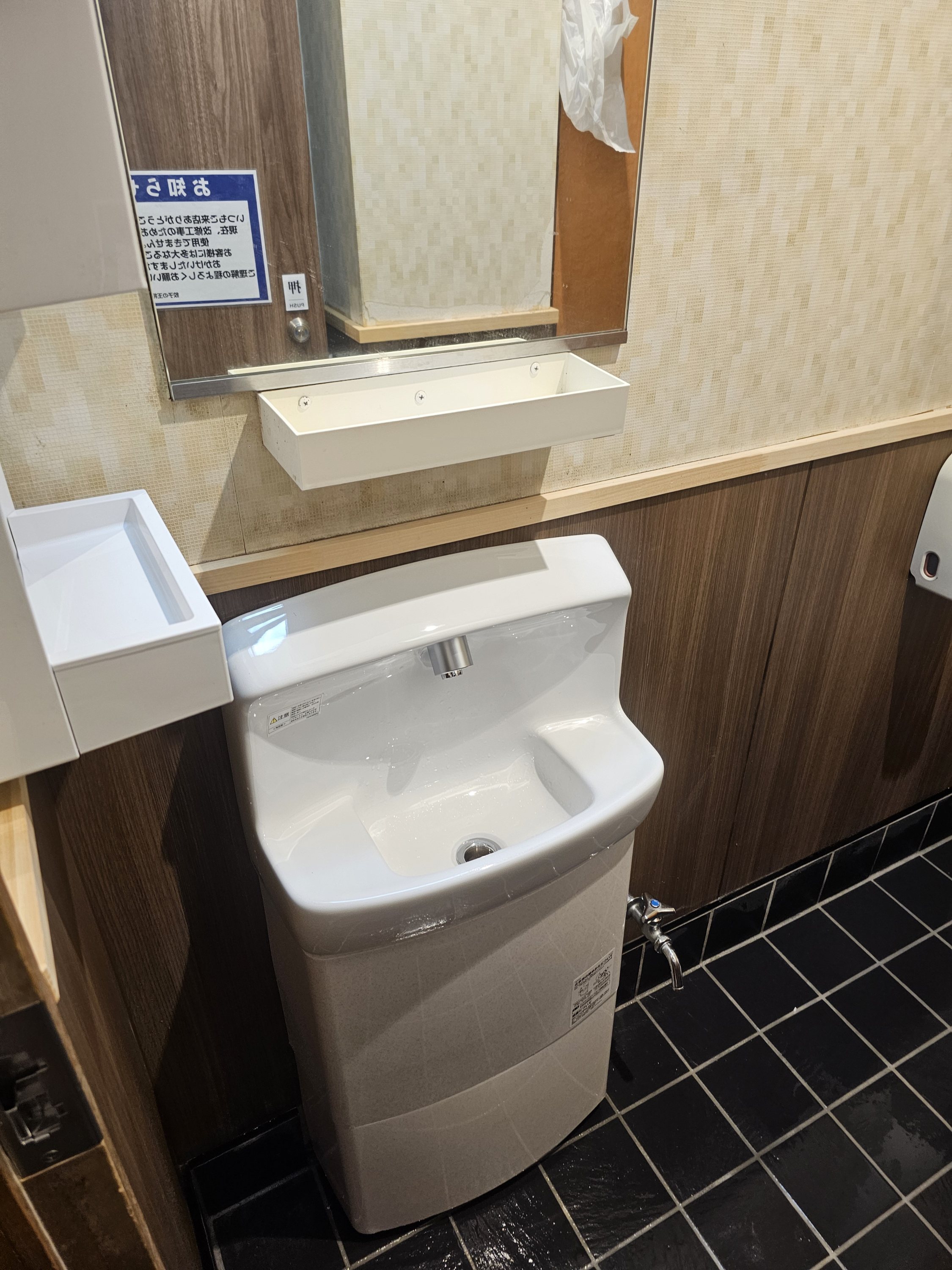 東京江戸川区の飲食店トイレ改修の為、便器手洗い器交換、収納棚取付