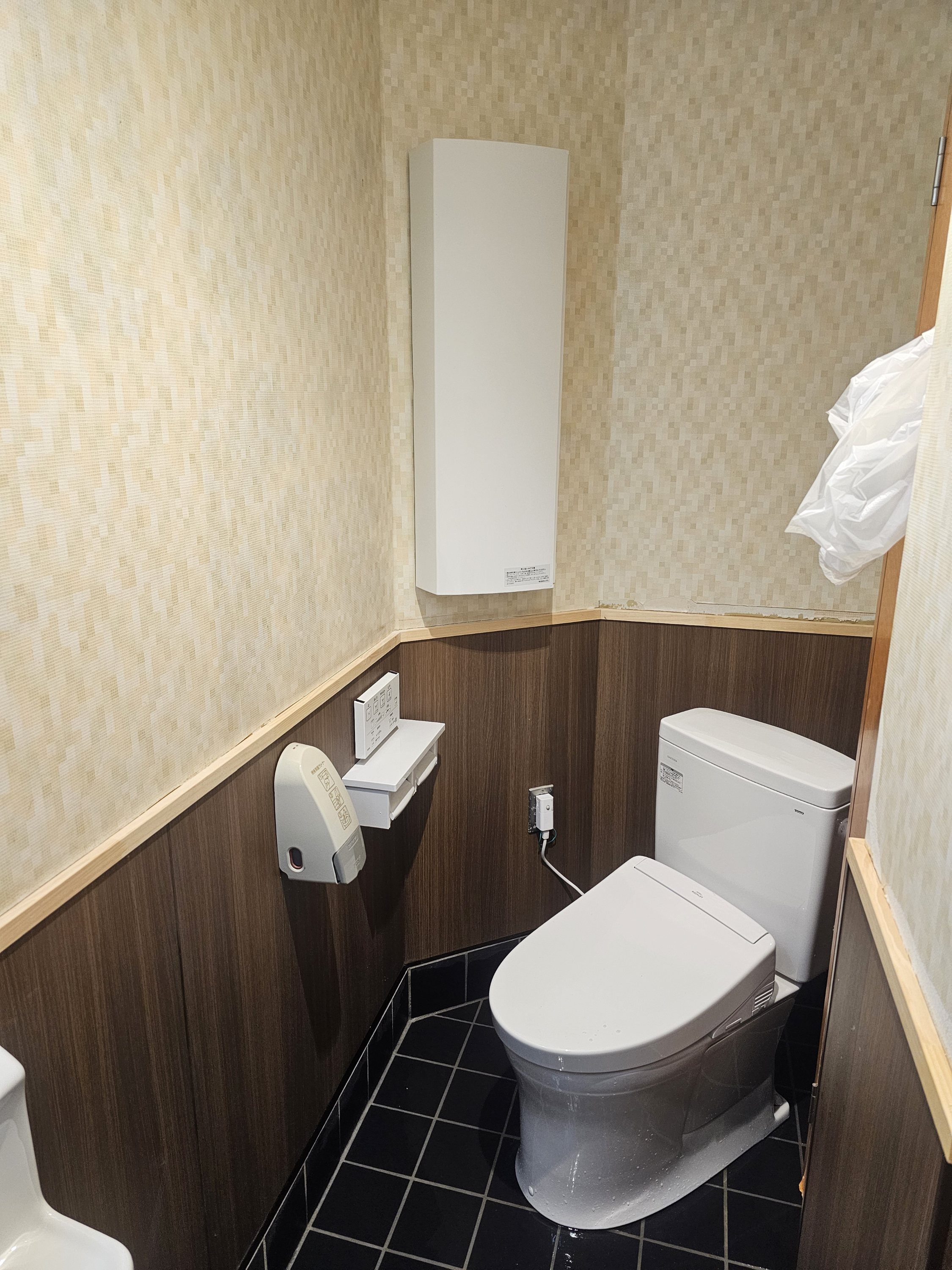 東京江戸川区の飲食店トイレ改修の為、便器手洗い器交換、収納棚取付