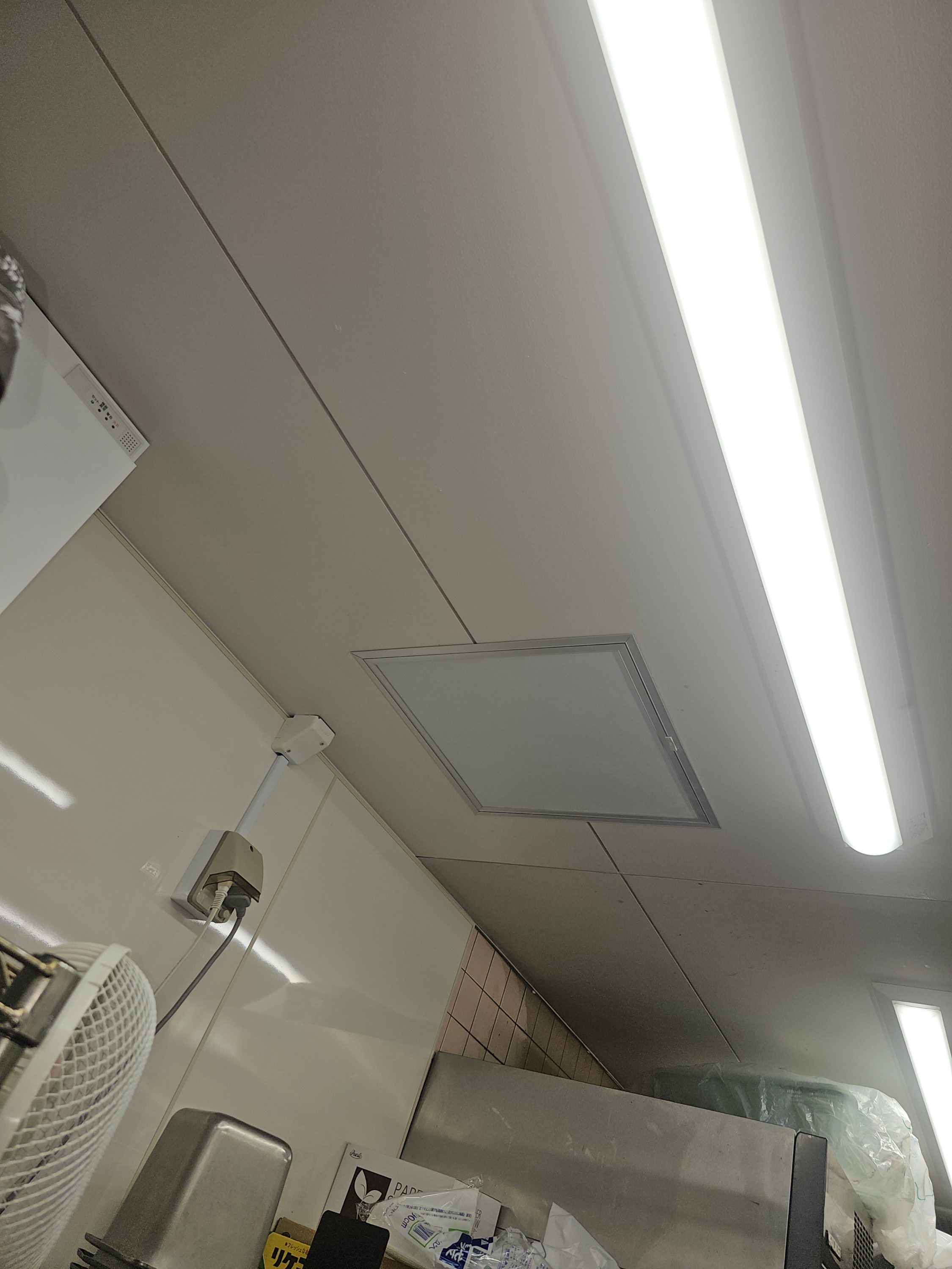 埼玉越谷の飲食店で空調工事の為の点検口取付依頼