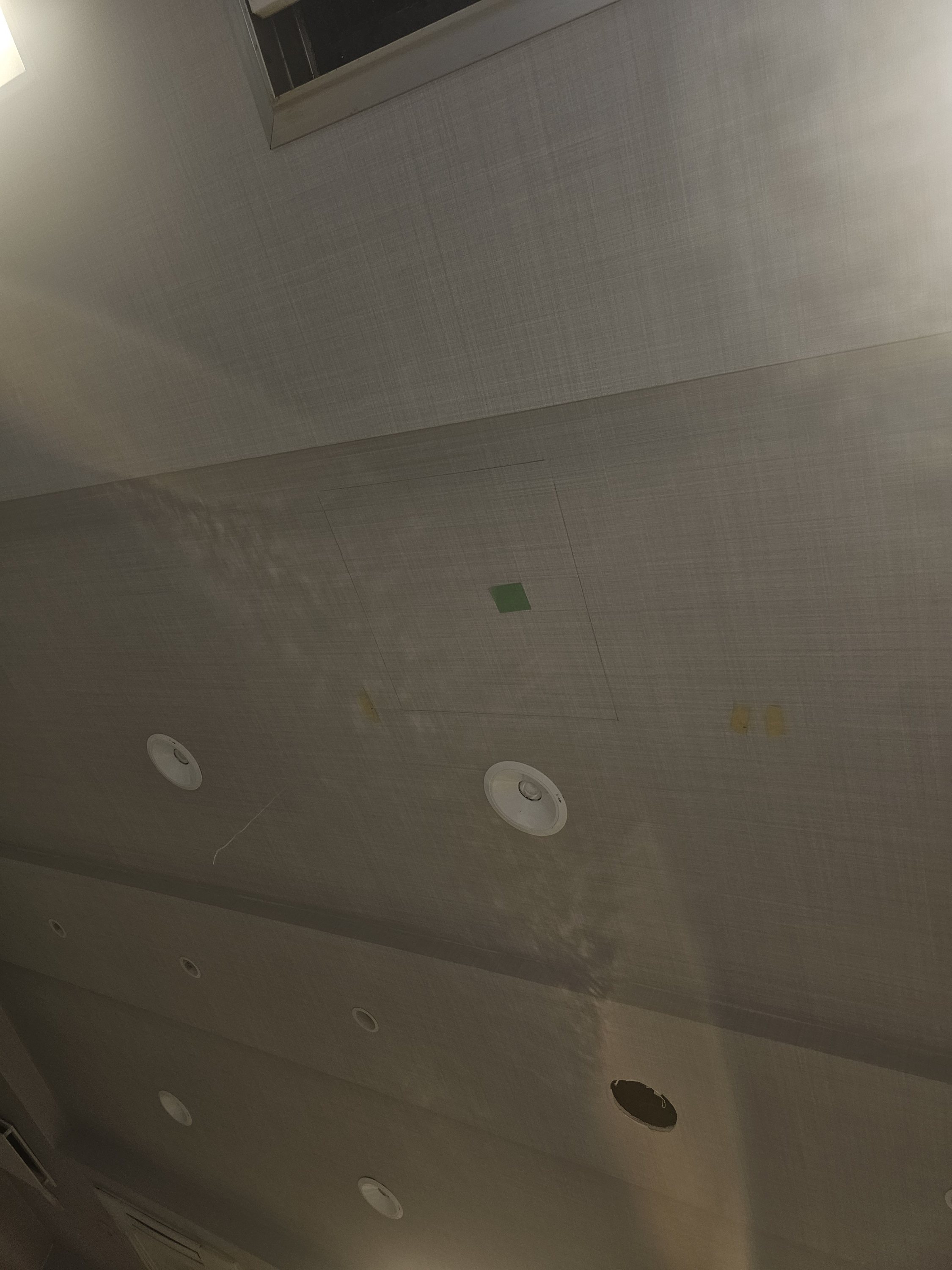 埼玉越谷の飲食店で空調工事の為の点検口取付依頼