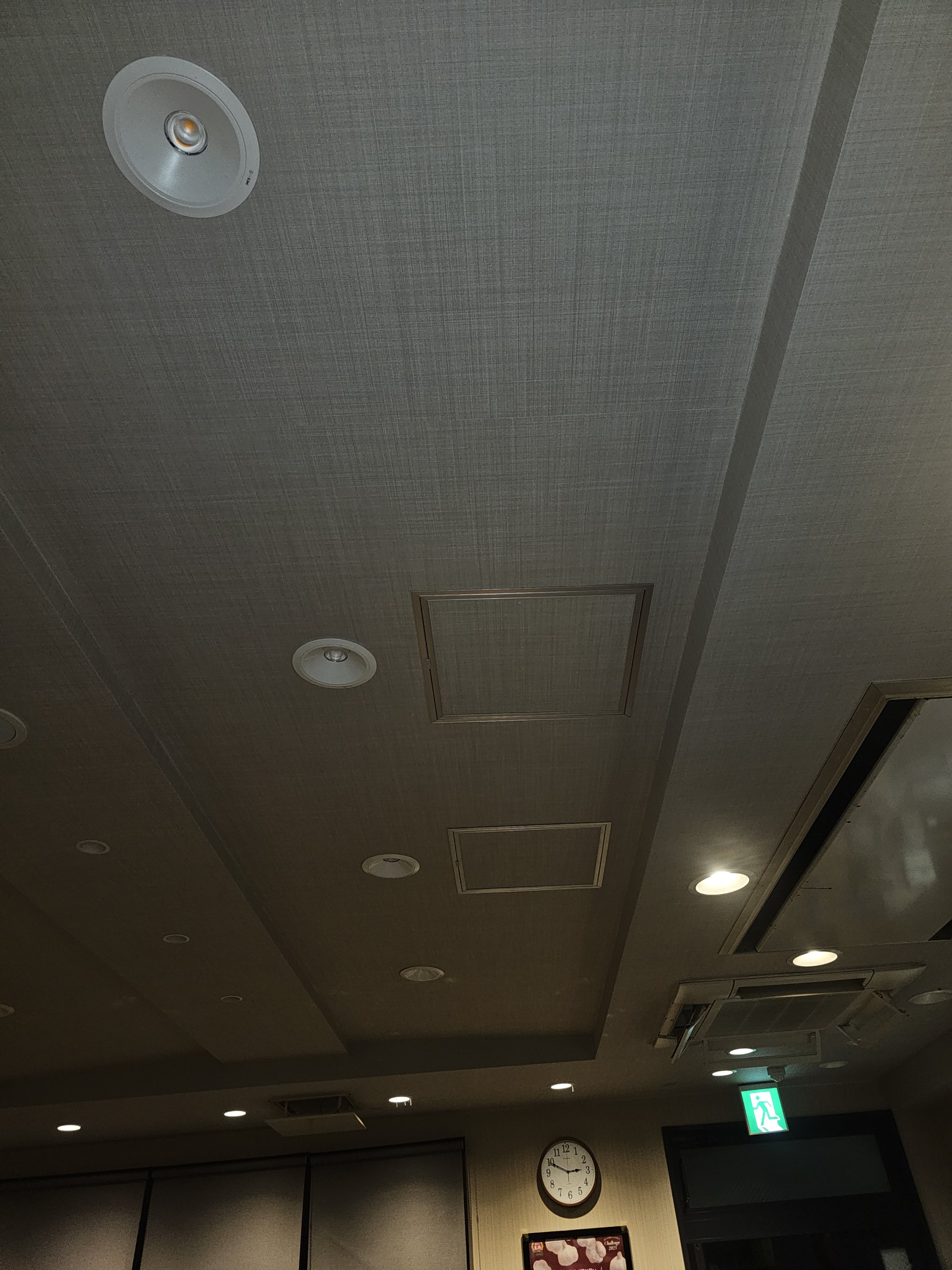 埼玉越谷の飲食店で空調工事の為の点検口取付依頼