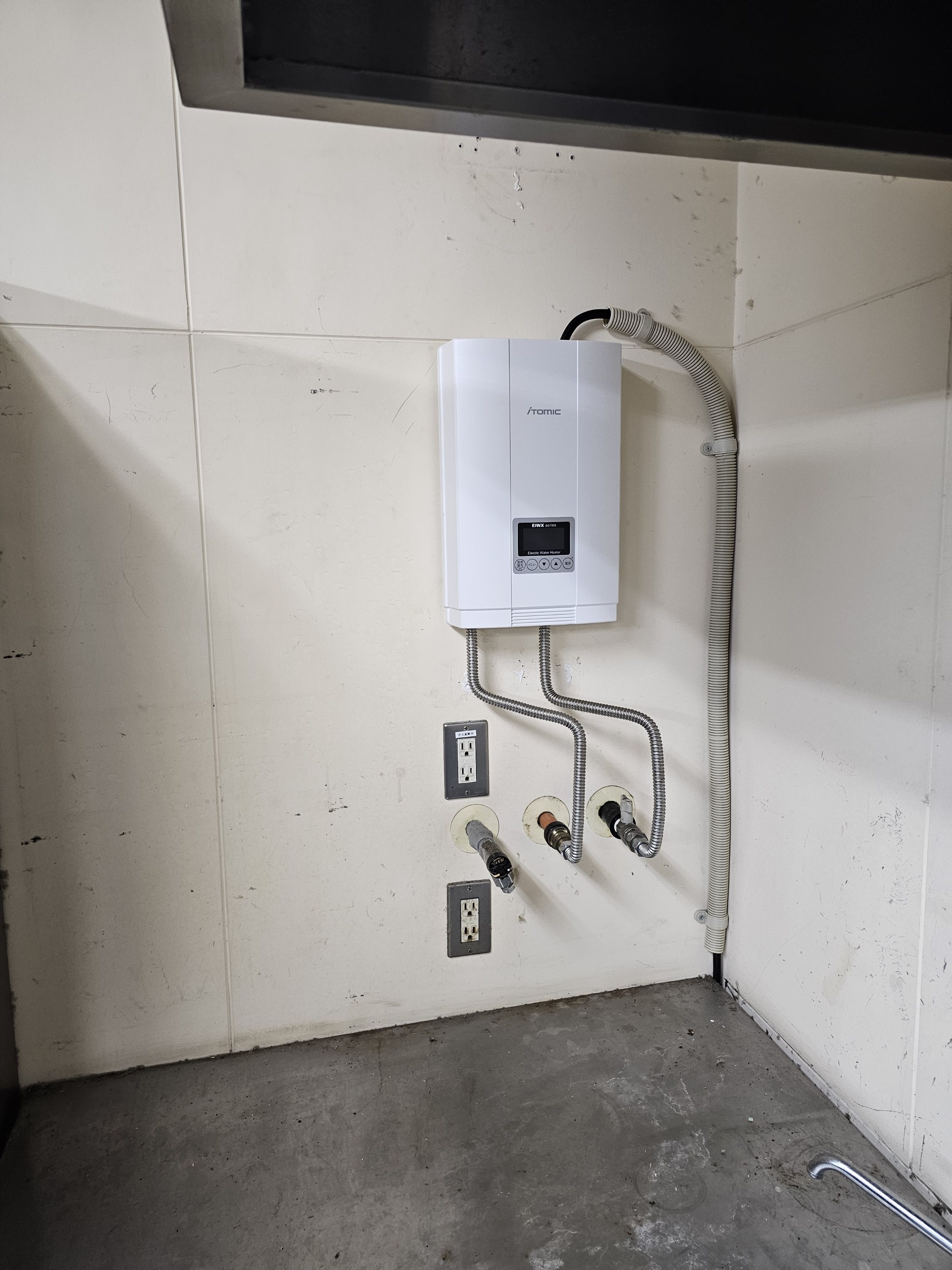 東京高田馬場の漫画喫茶店のガス給湯器撤去、電気式給湯器に交換工事