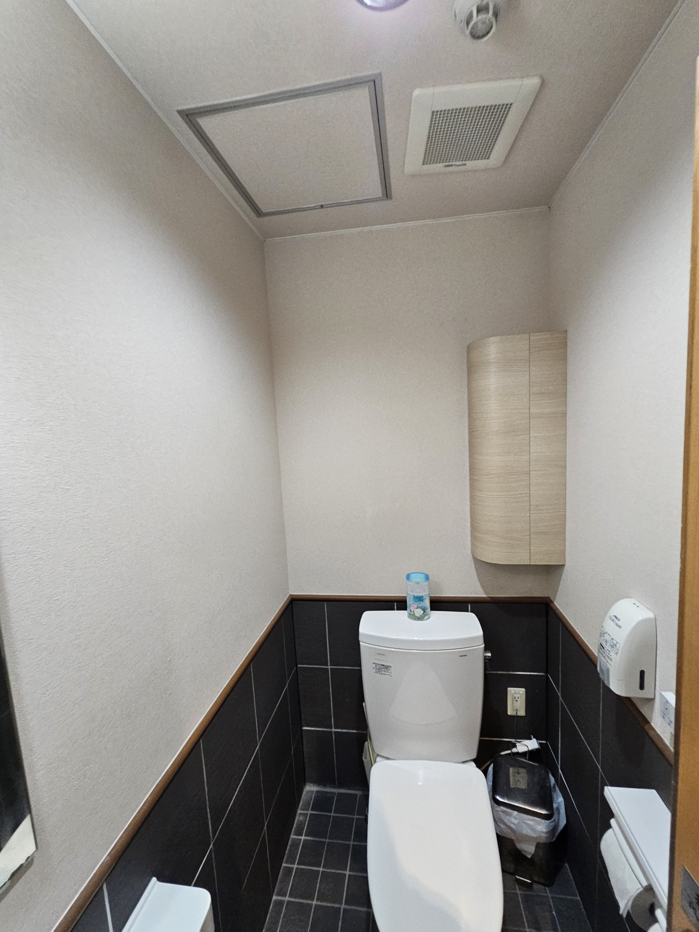 東京大田区の飲食店で男女トイレキャビネット取付工事