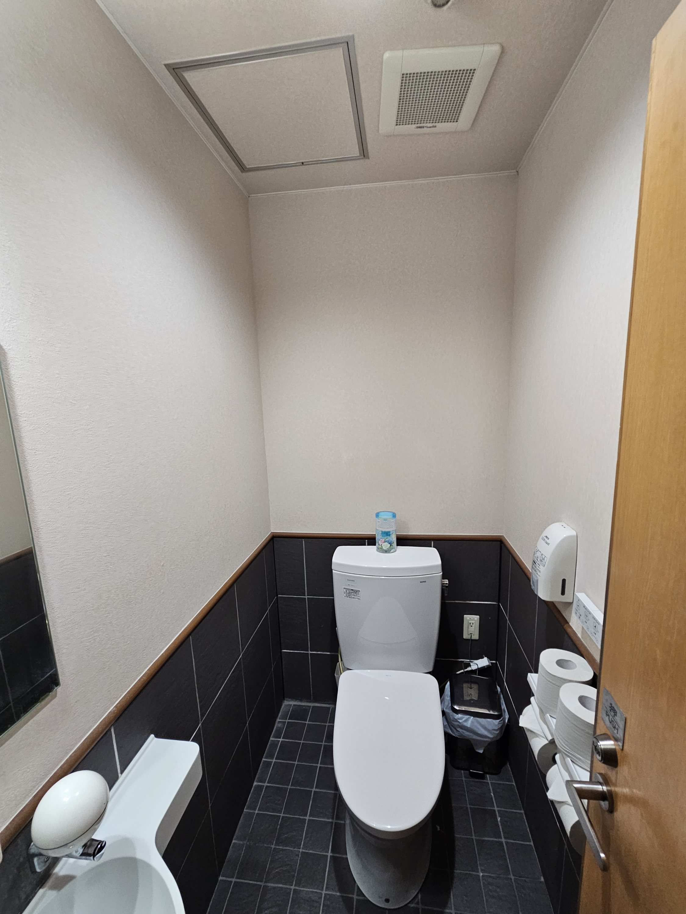 東京大田区の飲食店で男女トイレキャビネット取付工事