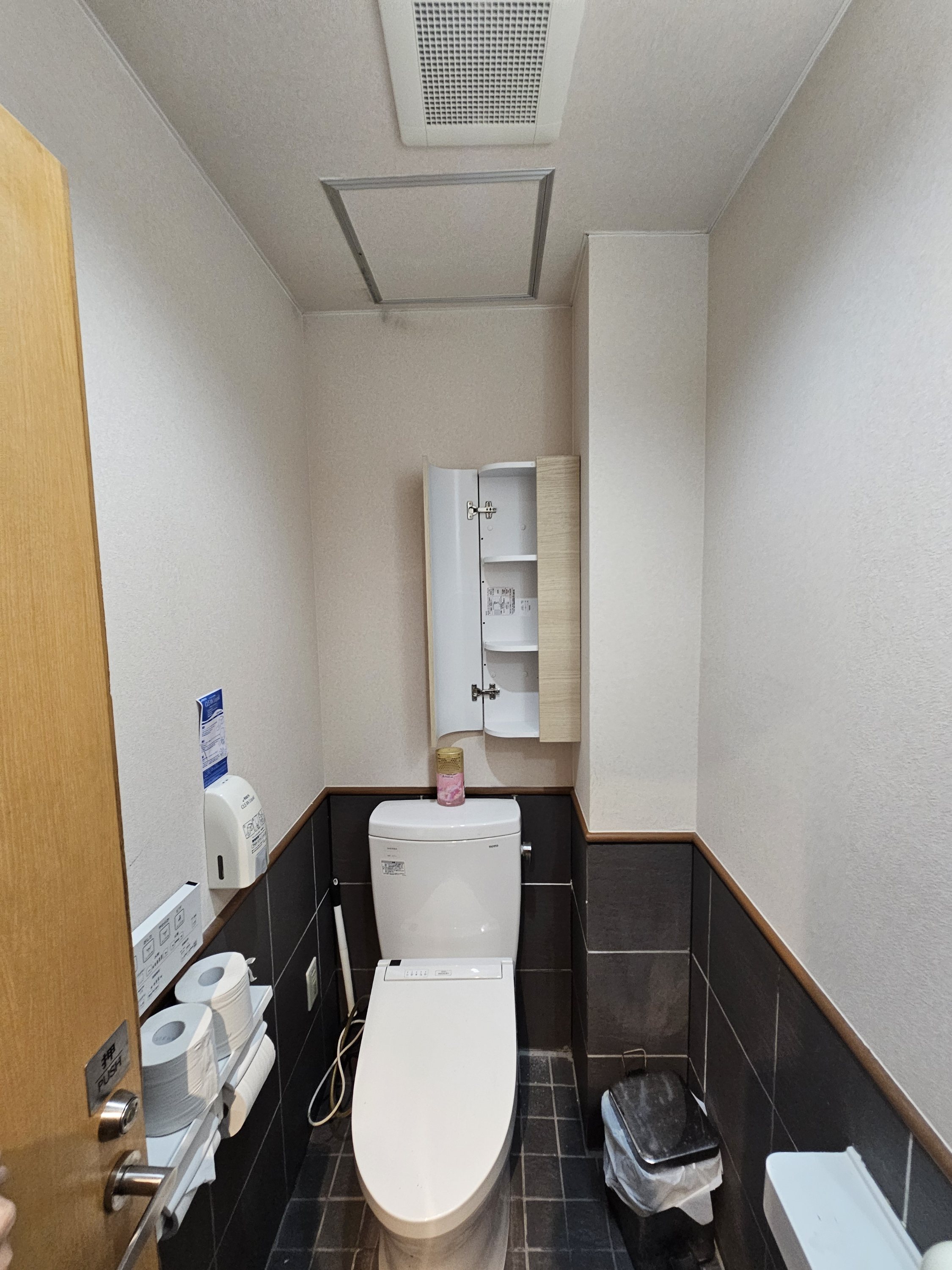 東京大田区の飲食店で男女トイレキャビネット取付工事