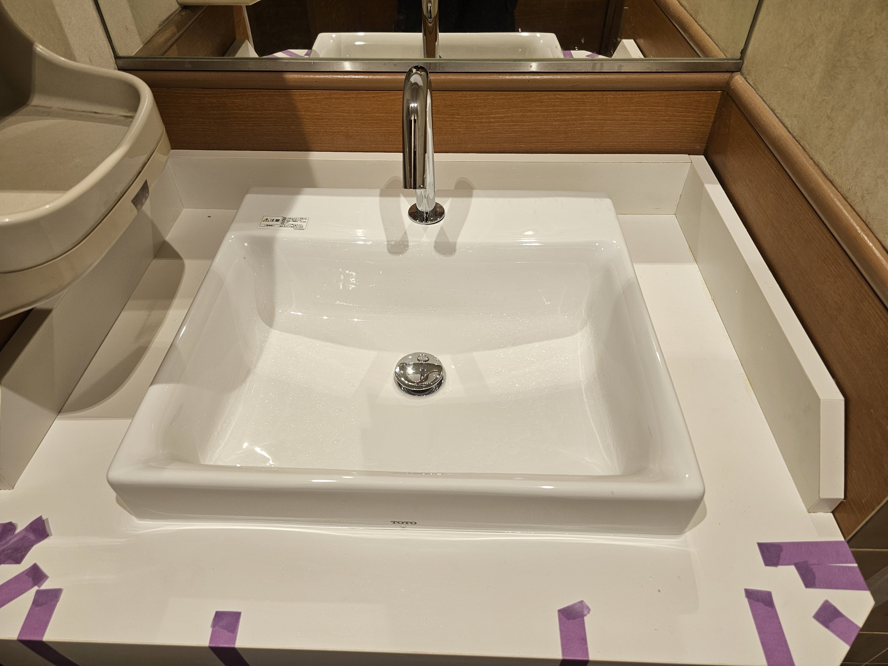 横浜二俣川飲食店トイレ前室手洗い器交換工事