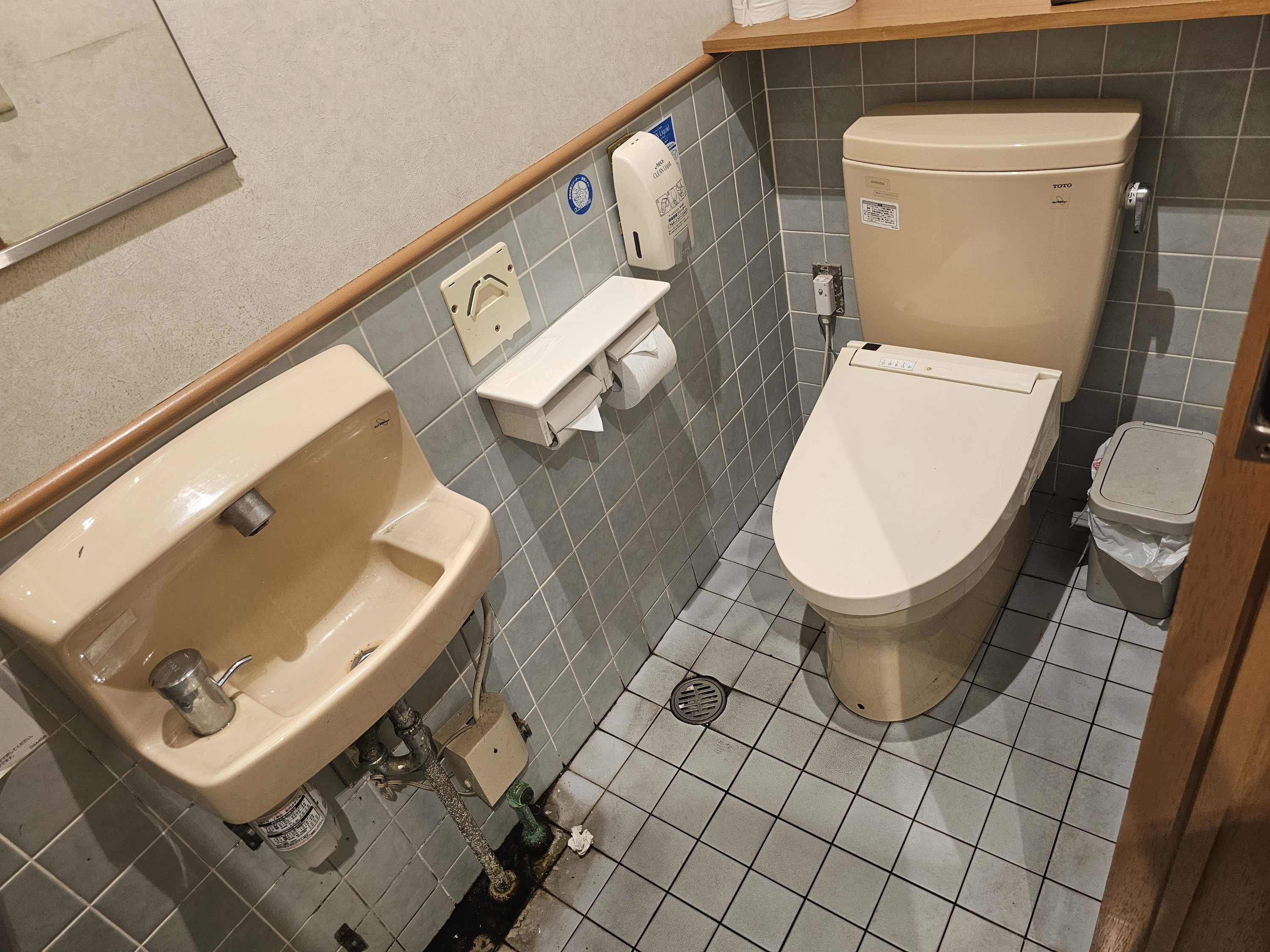 横浜市二俣川飲食店便器交換手洗い器交換工事